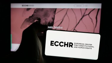 Stuttgart, Almanya - 10-24-2024: İnsan hakları örgütü AİHM logosuna sahip cep telefonu web sayfası önünde ekranda. Telefon ekranına odaklan.