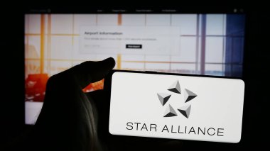 Stuttgart, Almanya - 10-24-2024: Havayolu kuruluşu Star Alliance 'ın logosunun bulunduğu cep telefonu web sayfası önünde ekranda. Telefon ekranına odaklan.