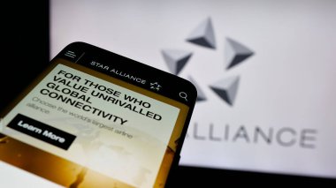 Stuttgart, Almanya - 10-24-2024: Havayolu kuruluşu Star Alliance 'ın web siteli akıllı telefon logonun önünde ekranda. Telefon ekranının sol üst kısmına odaklan.