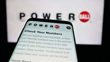 Stuttgart, Almanya - 10-24-2024: Logo önünde ABD piyango oyunu Powerball web sitesi bulunan cep telefonu. Telefon ekranının sol üst kısmına odaklan.