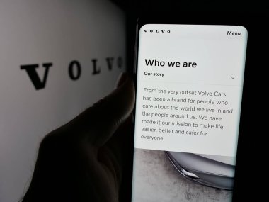 Stuttgart, Almanya - 10-24-2024: İsveçli otomotiv şirketi Volvo Car AB 'nin web sayfası olan cep telefonu logosu önünde ekranda. Telefon ekranının merkezine odaklan.
