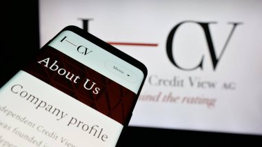 Stuttgart, Almanya - 10-24-2024: Derecelendirme kuruluşu Independent Credit View AG 'nin (I-CV) web sitesine sahip akıllı telefon logonun önünde ekranda. Telefon ekranının sol üst kısmına odaklan.
