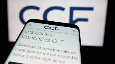 Stuttgart, Almanya - 10-24-2024: İş logosu önünde Credit Commercial de France (CCF) şirketinin web sitesi bulunan cep telefonu. Telefon ekranının sol üst kısmına odaklan.