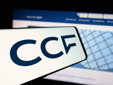 Stuttgart, Almanya - 10-24-2024: Ticari Kredi (CCF) şirketinin logosu olan cep telefonu iş sitesinin önünde ekranda. Telefon ekranının merkez soluna odaklan.