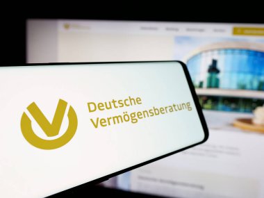 Stuttgart, Almanya - 10-25-2024: Web sitesi önünde ekranda Deutsche Vermoegensberatung AG (DVAG) şirketinin logosuna sahip cep telefonu. Telefon ekranının merkez soluna odaklan.