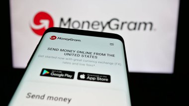 Stuttgart, Almanya - 10-25-2024: ABD 'li MoneyGram International Inc. şirketinin web sitesi ile cep telefonu iş logosu önünde ekranda. Telefon ekranının sol üst kısmına odaklan.