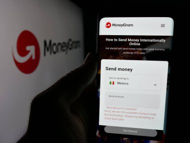 Stuttgart, Almanya - 10-25-2024: ABD 'li şirket MoneyGram International Inc.' nin web sayfası olan cep telefonu logonun önünde ekranda. Telefon ekranının merkezine odaklan.