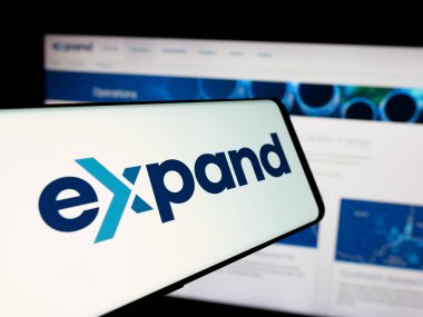 Stuttgart, Almanya - 10-25-2024: Amerikan şirketi Expand Energy Corporation 'ın logosuna sahip cep telefonu web sitesinin önünde ekranda. Telefon ekranının merkez sağına odaklan.