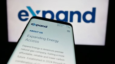 Stuttgart, Almanya - 10-25-2024: ABD 'li şirket Expand Energy Corporation' ın web sitesine sahip akıllı telefon iş logosu önünde ekranda. Telefon ekranının sol üst kısmına odaklan.