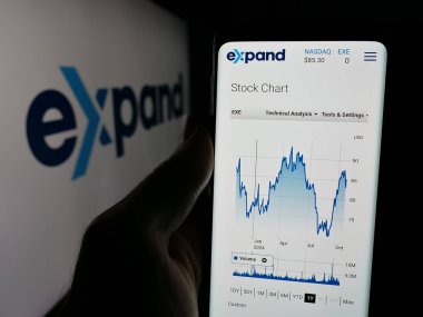 Stuttgart, Almanya - 10-25-2024: ABD 'li şirket Expand Energy Corporation' ın web sayfası olan cep telefonu logosu önünde ekranda. Telefon ekranının merkezine odaklan.