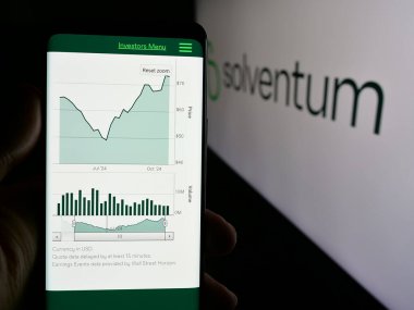 Stuttgart, Almanya - 10-25-2024: ABD 'li sağlık şirketi Solventum Corporation' ın web sayfası olan cep telefonu logosu önünde ekranda. Telefon ekranının merkezine odaklan.