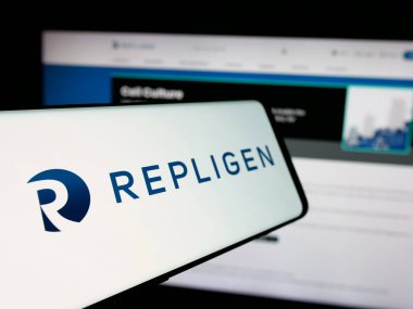 Stuttgart, Almanya - 10-25-2024: Web sitesinin önünde ekranda Amerikan ilaç şirketi Repligen Corporation 'ın logosuna sahip akıllı telefon. Telefon ekranının soluna odaklan.
