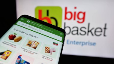 Stuttgart, Almanya - 10-28-2024: Hintli online market şirketi BigBasket 'in web sitesi ile cep telefonu iş logosu önünde ekranda. Telefon ekranının sol üst kısmına odaklan.