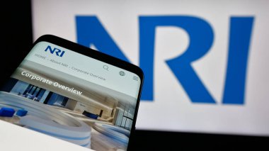 Stuttgart, Almanya - 10-28-2024: İş logosu önünde Nomura Araştırma Enstitüsü 'nün (NRI) web sitesi bulunan cep telefonu. Telefon ekranının sol üst kısmına odaklan.