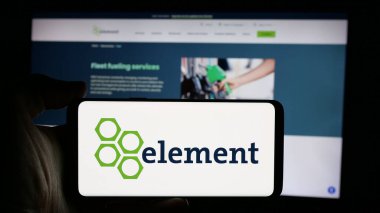 Stuttgart, Almanya - 10-28-2024: Kanada şirketi Element Fleet Management Corp 'un logosunun bulunduğu cep telefonu web sayfası önünde ekranda. Telefon ekranına odaklan.