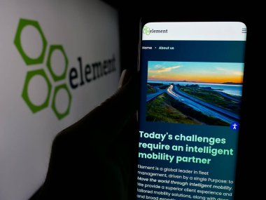 Stuttgart, Almanya - 10-28-2024: Kanadalı şirket Element Fleet Management Corp 'un web sayfası ile akıllı telefonu elinde tutan kişi logolu ekranda. Telefon ekranının merkezine odaklan.