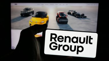 Stuttgart, Almanya - 10-28-2024: Fransız otomobil imalat şirketi Renault S.A. 'nın logosunun bulunduğu cep telefonu web sayfasının önünde ekranda. Telefon ekranına odaklan.