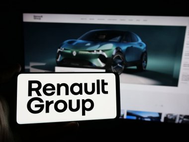 Stuttgart, Almanya - 10-28-2024: Fransız otomobil imalat şirketi Renault S.A. 'nın logosunu taşıyan kişi web sitesinin önünde ekranda. Telefon ekranına odaklan.