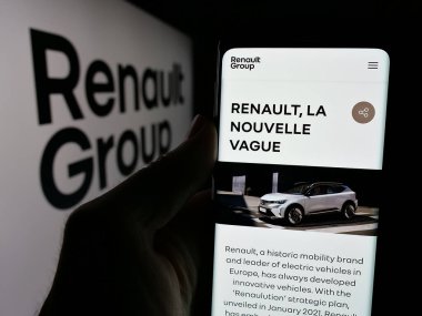 Stuttgart, Almanya - 10-28-2024: Fransız otomobil imalat şirketi Renault S.A. 'nın internet sayfası olan cep telefonu logolu kişi ekranda. Telefon ekranının merkezine odaklan.
