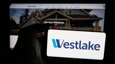 Stuttgart, Almanya - 10-28-2024: ABD 'li kimya şirketi Westlake Corporation' ın logosunu elinde tutan kişi web sitesinin önünde ekranda. Telefon ekranına odaklan.