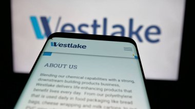 Stuttgart, Almanya - 10-28-2024: ABD 'li kimya şirketi Westlake Corporation' ın web sitesi ile cep telefonu iş logosu önünde ekranda. Telefon ekranının sol üst kısmına odaklan.