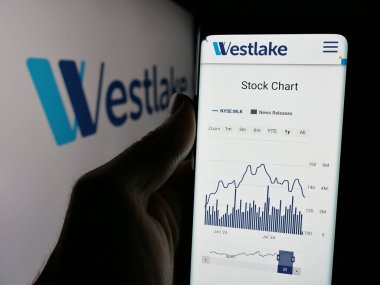 Stuttgart, Almanya - 10-28-2024: ABD 'li kimya şirketi Westlake Corporation' ın internet sayfası olan cep telefonu logosu önünde ekranda. Telefon ekranının merkezine odaklan.