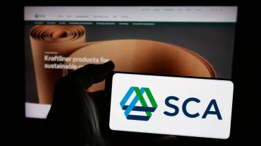 Stuttgart, Almanya - 10-28-2024: İnternet sitesi önünde Svenska Cellulosa AB (SCA) logosuna sahip akıllı telefonu elinde tutan kişi. Telefon ekranına odaklan.