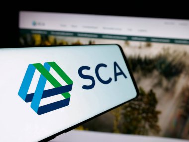Stuttgart, Almanya - 10-28-2024: İnternet sitesinin önünde ekranda Svenska Cellulosa AB (SCA) logosu bulunan cep telefonu. Telefon ekranının merkez soluna odaklan.