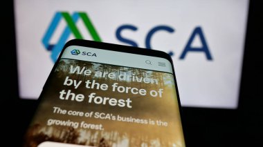 Stuttgart, Almanya - 10-28-2024: İş logosu önünde Svenska Cellulosa AB 'nin (SCA) web sitesi bulunan akıllı telefon. Telefon ekranının sol üst kısmına odaklan.