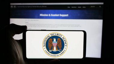 Stuttgart, Almanya - 10-28-2024: Ulusal Güvenlik Teşkilatı (NSA) logosu olan cep telefonu web sayfası önünde ekranda. Telefon ekranına odaklan.
