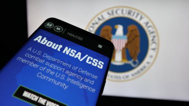 Stuttgart, Almanya - 10-28-2024: Ulusal Güvenlik Teşkilatı 'nın (NSA) web sitesi logonun önünde ekranda. Telefon ekranının sol üst kısmına odaklan.