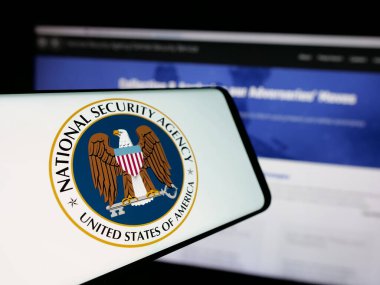 Stuttgart, Almanya - 10-28-2024: Sitenin önünde Ulusal Güvenlik Dairesi (NSA) logosu olan akıllı telefon. Telefon ekranının merkez soluna odaklan.