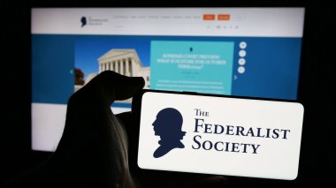Stuttgart, Almanya - 10-28-2024: Amerikan hukuk örgütü Federalist Toplumu logosu olan cep telefonu web sayfası önünde ekranda. Telefon ekranına odaklan.