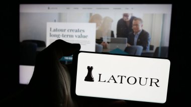 Stuttgart, Almanya - 10-28-2024: İsveçli şirket Investment AB Latour 'un logosunu taşıyan kişi web sitesinin önünde ekranda. Telefon ekranına odaklan.