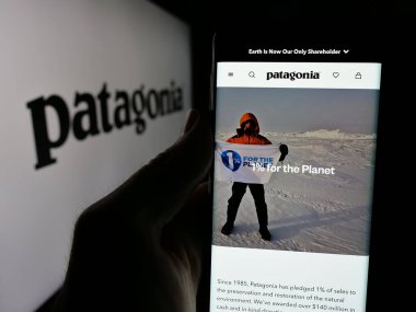 Stuttgart, Almanya - 10-28-2024: ABD 'li açık hava giyim şirketi Patagonia Inc.' in web sayfası ile akıllı telefon sahibi kişi logonun önünde ekranda. Telefon ekranının merkezine odaklan.