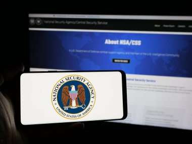 Stuttgart, Almanya - 10-28-2024: Ulusal Güvenlik Teşkilatı (NSA) logosunun bulunduğu cep telefonu web sayfası önünde ekranda. Telefon ekranına odaklan.