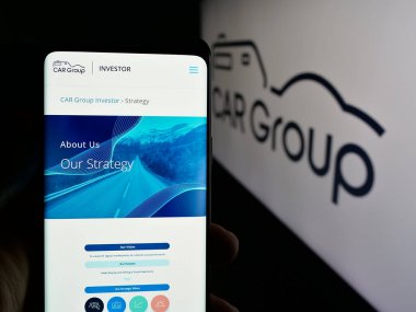 Stuttgart, Almanya - 10-30-2024: Avustralyalı CAR Group Limited şirketinin web sayfası logo önünde ekranda. Telefon ekranının merkezine odaklan.