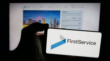 Stuttgart, Almanya - 10-30-2024: Kanada firmasının logosunun bulunduğu cep telefonu web sayfasının önünde ekranda. Telefon ekranına odaklan.