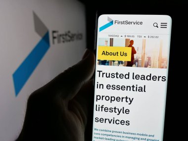 Stuttgart, Almanya - 10-30-2024: Kanadalı firma Firması 'nın internet sayfası ile akıllı telefon sahibi kişi logonun önünde ekranda. Telefon ekranının merkezine odaklan.