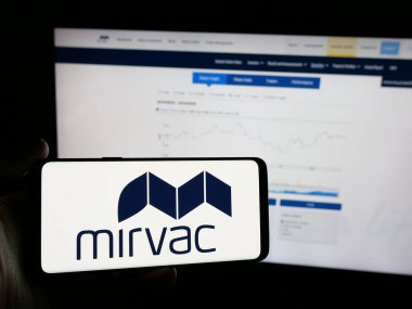 Stuttgart, Almanya - 10-30-2024: Avustralyalı emlak şirketi Mirvac Group 'un logosunun bulunduğu cep telefonu web sayfası önünde ekranda. Telefon ekranına odaklan.