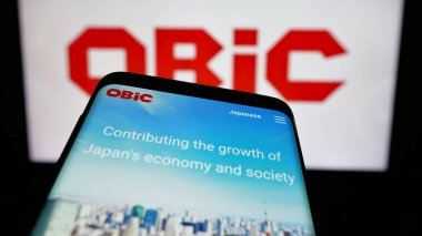 Stuttgart, Almanya - 10-30-2024: Bilgi teknolojileri şirketi Obic Co. Ltd. nin web sitesi ile cep telefonu iş logosu önünde ekranda. Telefon ekranının sol üst kısmına odaklan.