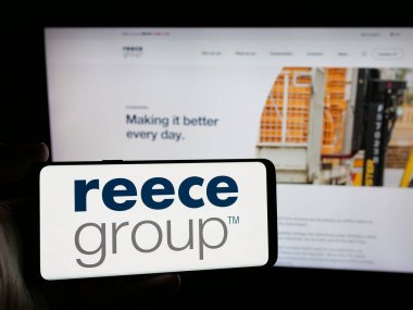 Stuttgart, Almanya - 10-30-2024: Su tesisatı ve banyo şirketi Reece Limited 'in logosuna sahip akıllı telefon sahibi kişi web sitesinin önünde ekranda. Telefon ekranına odaklan.