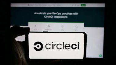 Stuttgart, Almanya - 10-30-2024: Şirketin web sayfası önünde Circle Internet Services Inc. (CircleCI) logosu olan cep telefonu sahibi kişi. Telefon ekranına odaklan.
