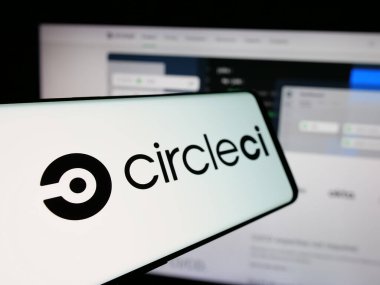 Stuttgart, Almanya - 10-30-2024: Şirketin web sitesinin önünde Circle Internet Services Inc. (CircleCI) logosu olan cep telefonu. Telefon ekranının soluna odaklan.