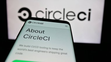 Stuttgart, Almanya - 10-30-2024: İş logosu önünde Circle Internet Services Inc. (CircleCI) sitesi bulunan akıllı telefon. Telefon ekranının sol üst kısmına odaklan.