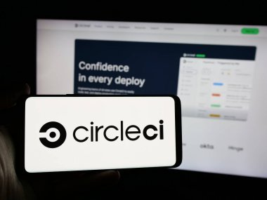 Stuttgart, Almanya - 10-30-2024: Circle Internet Services Inc. 'in logosu olan cep telefonu sahibi kişi iş sayfası önünde ekranda. Telefon ekranına odaklan.