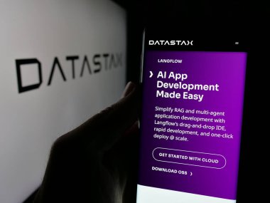 Stuttgart, Almanya - 10-31-2024: ABD veritabanı şirketi DataStax Inc. 'in web sayfası olan cep telefonu logonun önünde ekranda. Telefon ekranının merkezine odaklan.