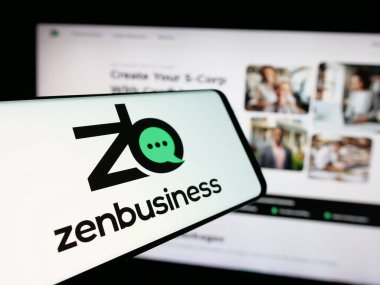 Stuttgart, Almanya - 10-31-2024: Amerikan ZenBusiness Inc. şirketinin logosunun yer aldığı cep telefonu iş sitesinin önünde ekranda. Telefon ekranının merkezine odaklan.
