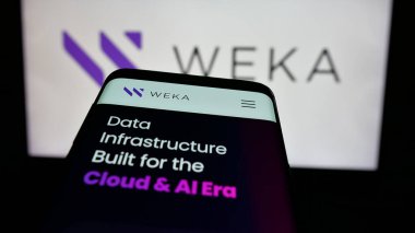 Stuttgart, Almanya - 10-31-2024: ABD 'li veri platformu şirketi WekaIO Inc.' in web sitesi ile birlikte ticari logo önünde Smartphone. Telefon ekranının sol üst kısmına odaklan.