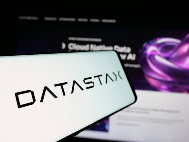 Stuttgart, Almanya - 10-31-2024: Amerikan veritabanı şirketi DataStax Inc. 'in logosuna sahip akıllı telefon iş sitesinin önünde ekranda. Telefon ekranının merkez soluna odaklan.